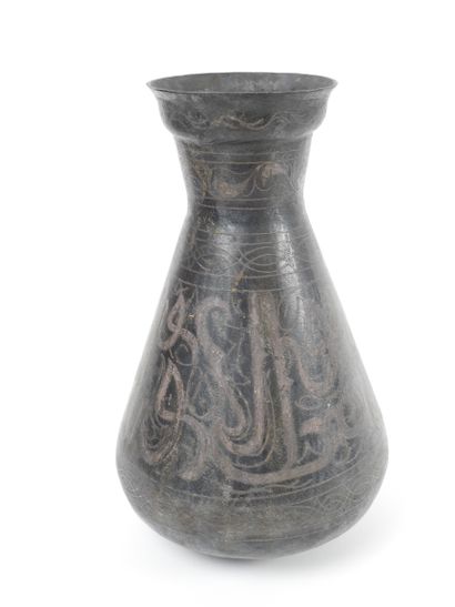 Vase en dinanderie orné 

d’ un décor d’entrelacs...