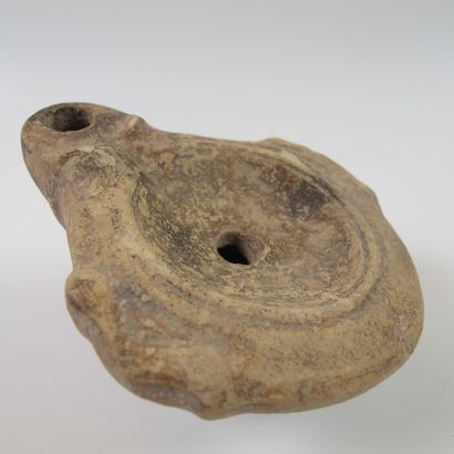Lampe à huile romaine à pouciers latéraux...