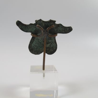 Amulette phallique en bronze. L 4cm. Bélière...
