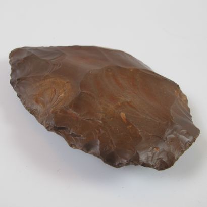 Fin biface prédynastique. Silex à patine...