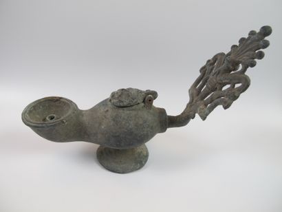 Lampe à huile en bronze sur piédouche. L...
