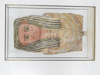 Buste de sarcophage en bois à engobe polychrome....