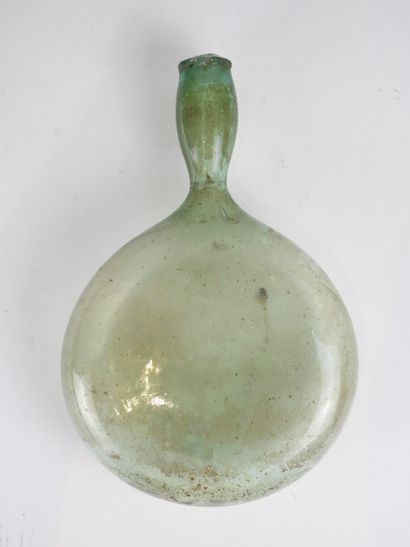 Grand flacon plat.Verre bleu.Eclat à la lèvre.H...