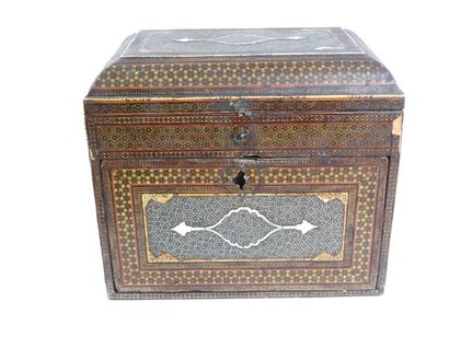 Coffre en ivoire, et marqueterie de bois...