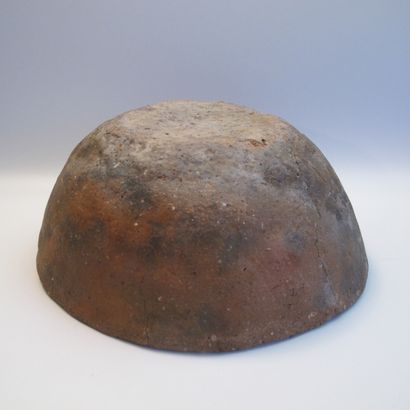 Poterie néolithique hémisphérique à fond...