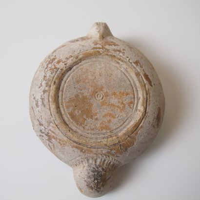 Lampe à huile décorée d’un cerf en relief....