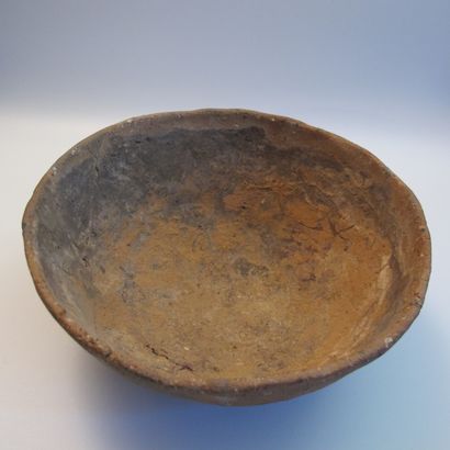 Poterie néolithique hémisphérique à fond...