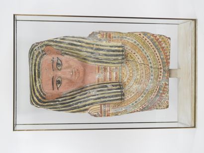 Buste de sarcophage en bois à engobe polychrome....