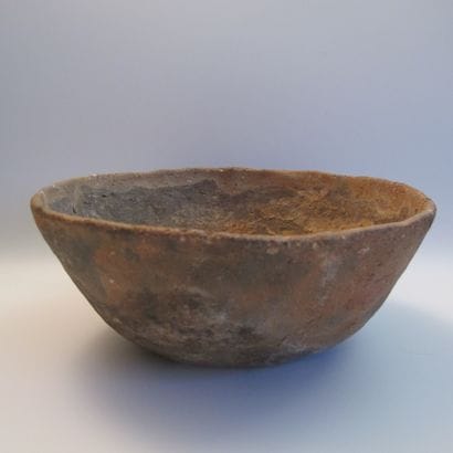 Poterie néolithique hémisphérique à fond...