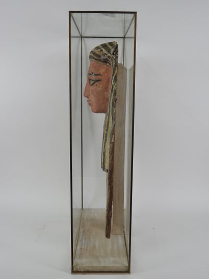 Buste de sarcophage en bois à engobe polychrome....