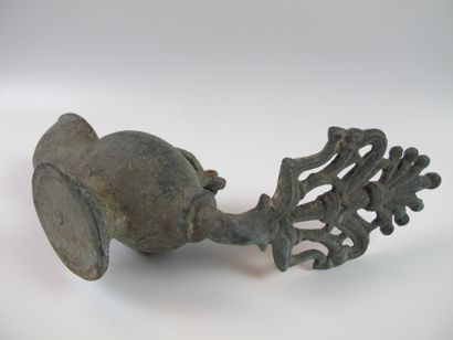 Lampe à huile en bronze sur piédouche. L...