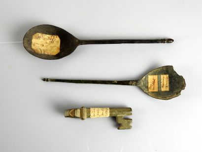Ensemble de trois objets comprenant deux...
