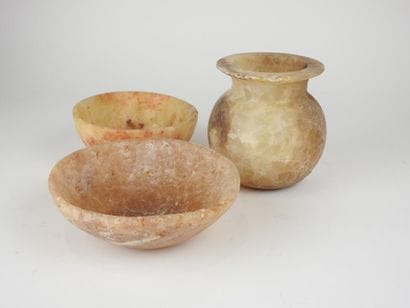 Trois albâtres.Deux coupes et un vase.Style...