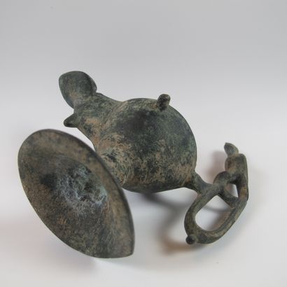 Lampe à huile en bronze sur piédouche, le...