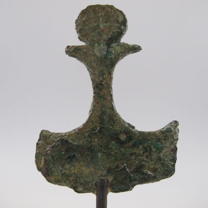 Rasoir égyptien orné du disque solaire. Bronze....