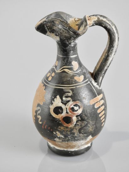 Oenochoé orné de motifs végétaux style grec.Terre...