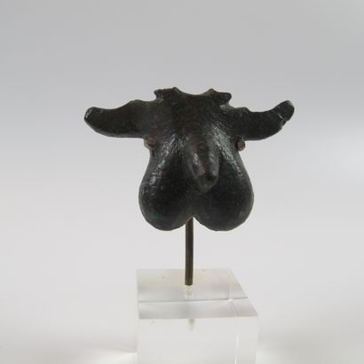 Amulette phallique en bronze. L 4cm. Bélière...