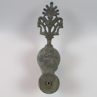 Lampe à huile en bronze sur piédouche. L...