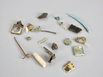 Lot d’objets antiques en l’état.