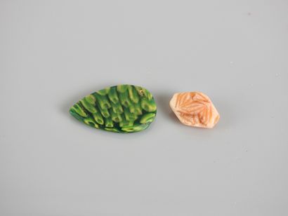 Perle sceau décor en calcédoine et une plaquette...
