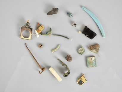 Lot d’objets antiques en l’état.