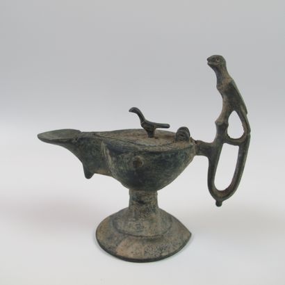 Lampe à huile en bronze sur piédouche, le...