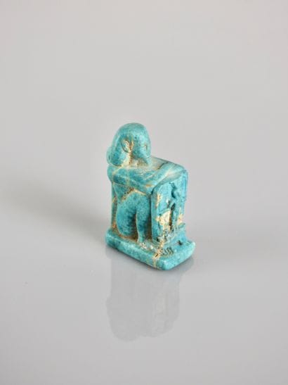 Amulette statue cube au décor d’un Harpocrate...