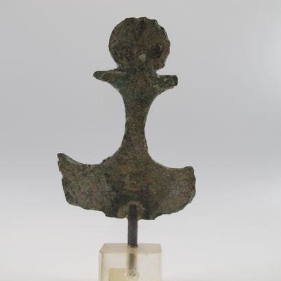 Rasoir égyptien orné du disque solaire. Bronze....