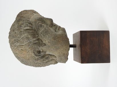 Tête de jeune homme en basalte patiné.Epoque

hellénistique,premiers...