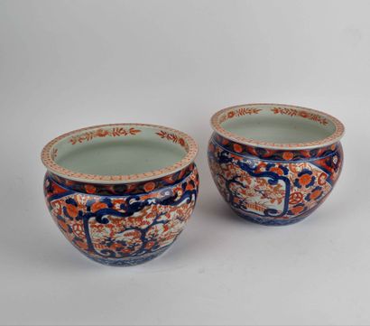 
Japan

Pair of porcelain planters with Imari...