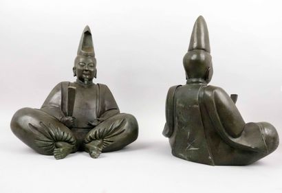 Pair of large bonzes holding a fan

Bronze...
