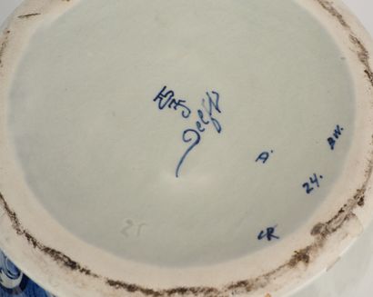 
Delft

Covered pot in white and blue earthenware...