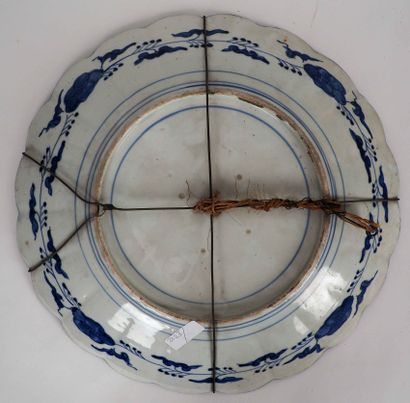 Japan. Large porcelain dish with polychrome...