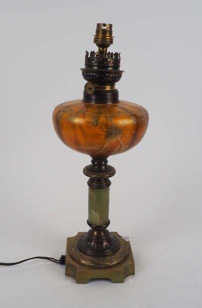 Kerosene lamp with laurel wreath decoration

H....
