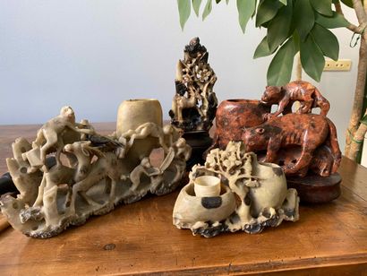 Set of four groups in hard stones
