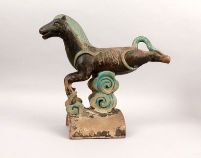 Ridge tile representing a horse on the waves

Glazed...