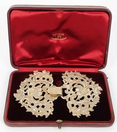 Cloak buckle in vermeil with foliage, flowers...