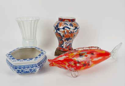 
A lot including 1 mounted baluster vase,...