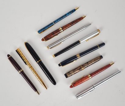 Lot of pens including Waterman, Montblanc,...