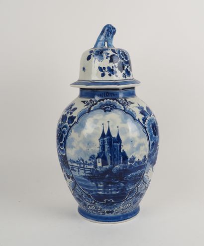 
Delft

Covered pot in white and blue earthenware...