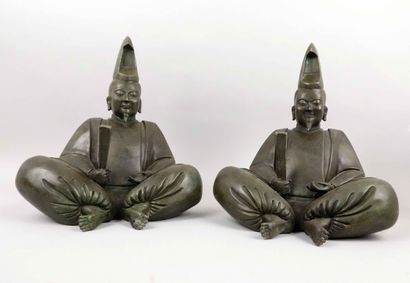 Pair of large bonzes holding a fan

Bronze...