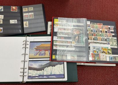 World: Set of mint and cancelled world stamps...