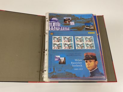 France: Lot of Philatelic Souvenirs and Common...