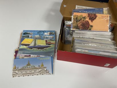 France: Lot of Philatelic Souvenirs and Common...