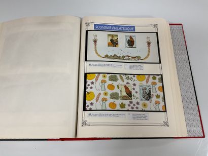 France: Lot of Philatelic Souvenirs and Common...