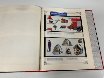France: Lot of Philatelic Souvenirs and Common...