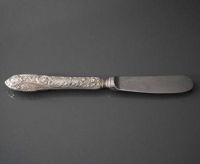 Couteau à beurre, le manche en argent fourré...
