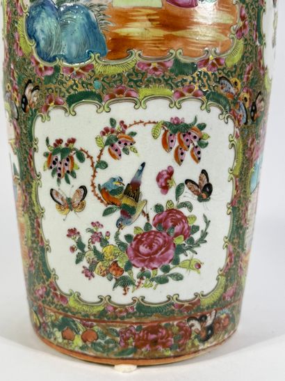 CHINE, début du XXe

Paire de vases en porcelaine...