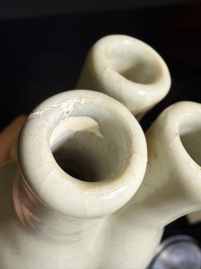 Chine, XXe

Ensemble de deux vases : 

-...