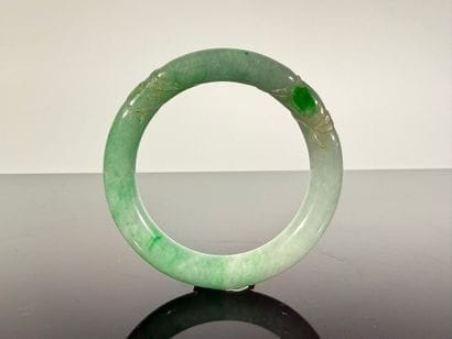 Bracelet jonc en jadéite vert pomme, orné...